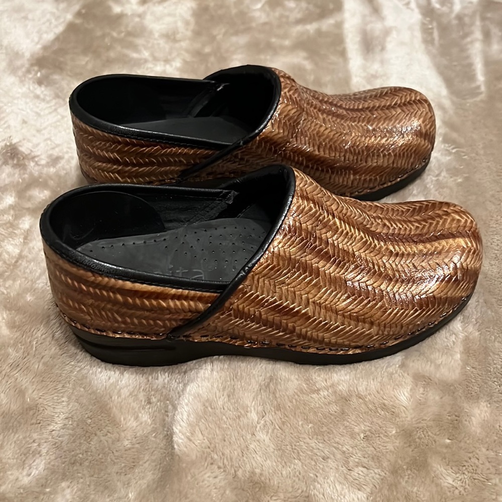 Dansko Sanita Clogs Woven Pattern Hazelnut Color Nursing Footwear 39